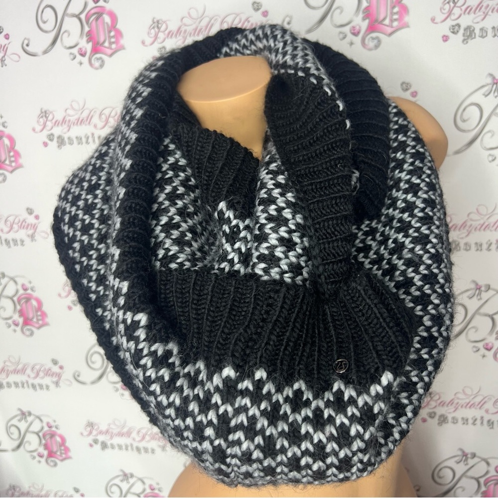Lululemon scarf circle knit logo metal emblem white black thick knitted yarn - Picture 5 of 6